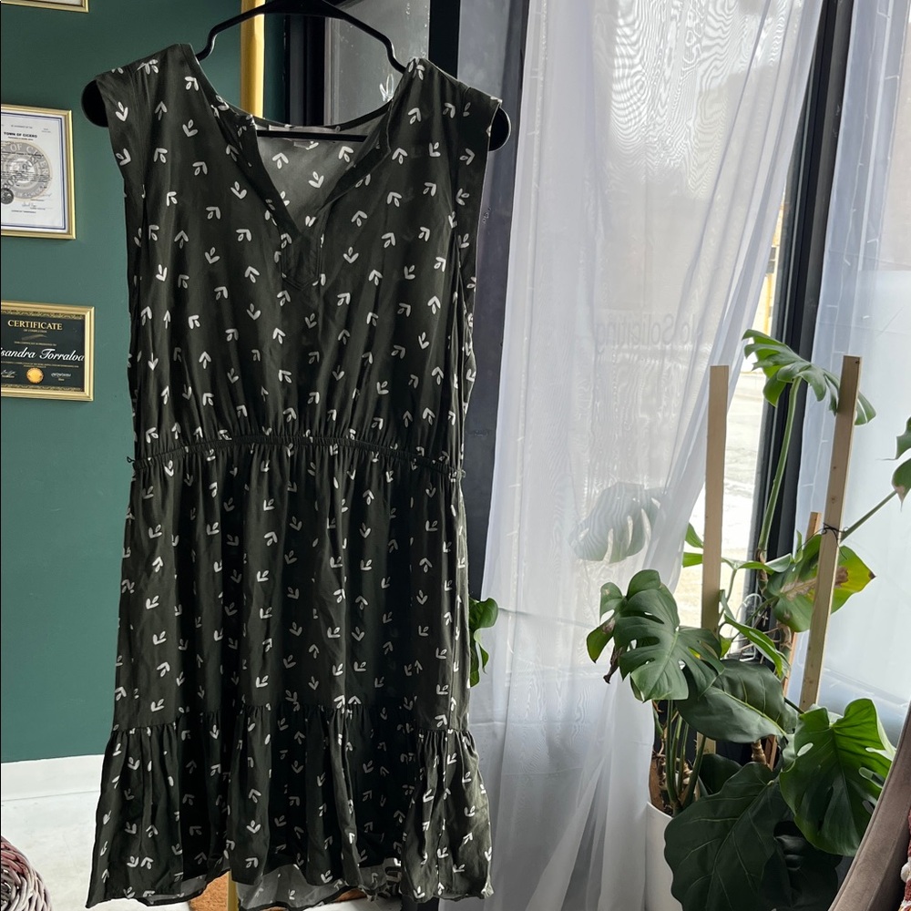 LOFT Black V-Neck Sleeveless Tiered Midi Dress with White Print